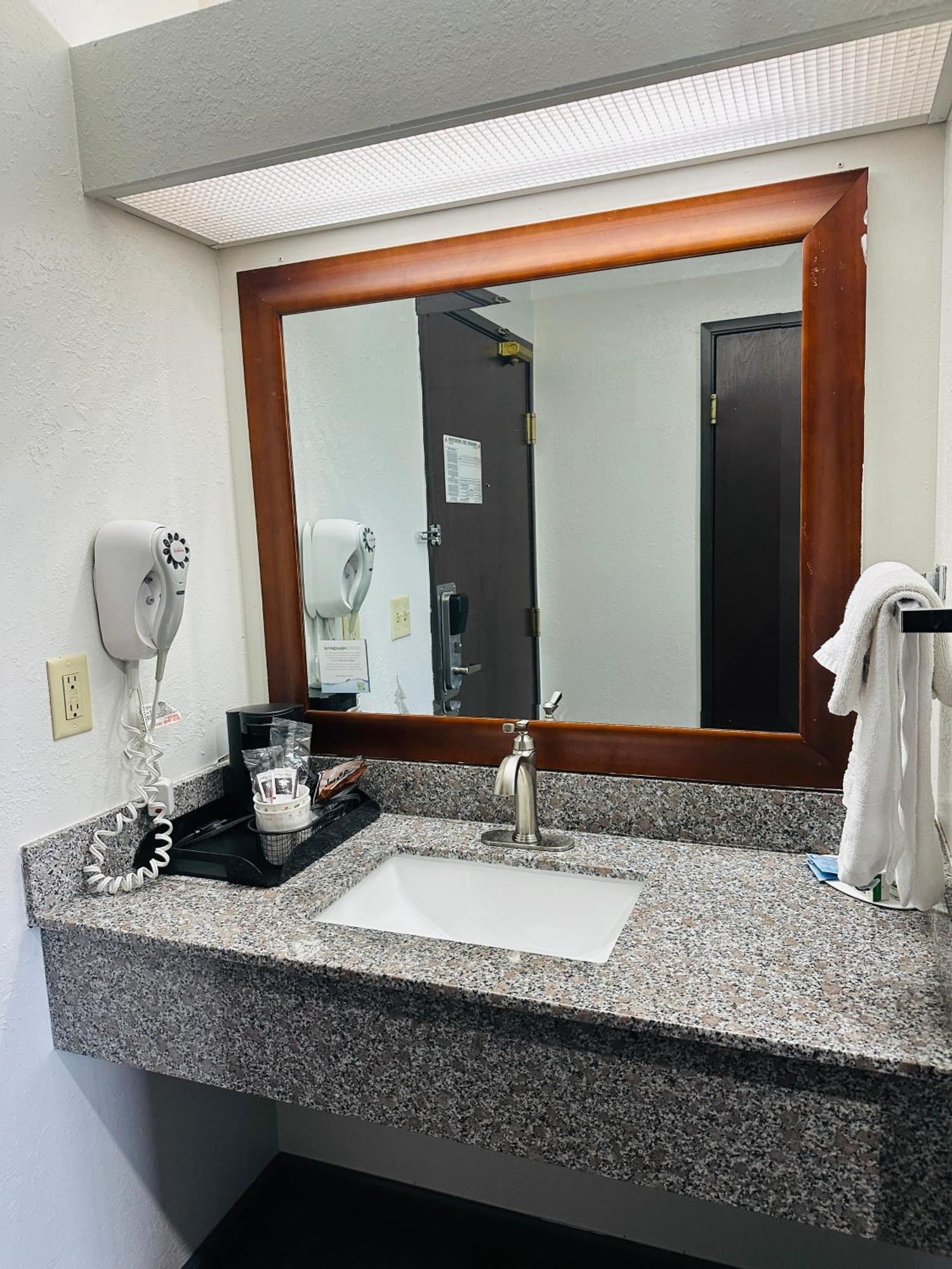 Baymont By Wyndham Piqua Hotel Buitenkant foto